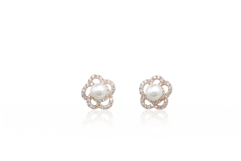 🌸 Elegant Pearl Bloom Stud Earrings