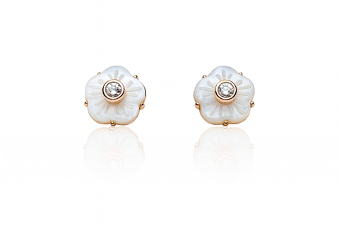 🌸 Elegant Floral Pearl Stud Earrings with Sparkling Diamond Accent 💎