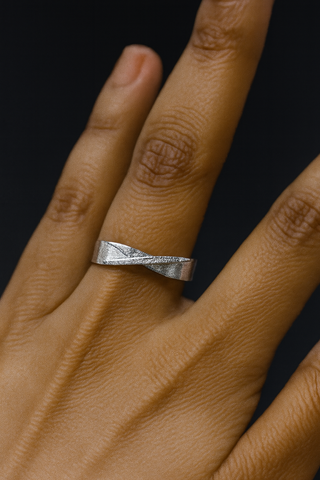 💍 Twist Texture Silver Band