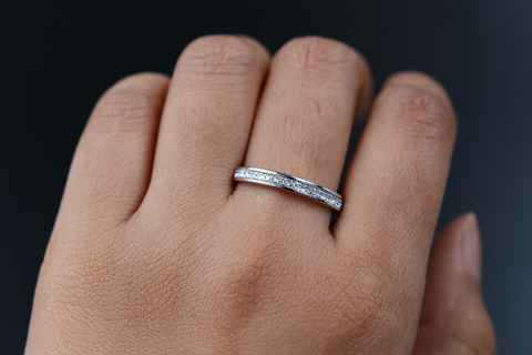 💍 Silver Sleek Diamond Band